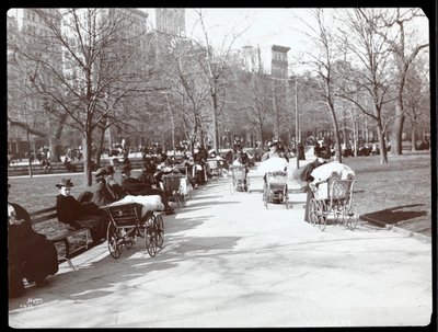 Zicht op vrouwen met kinderwagens in Madison Square Park, New York, 1901 door Byron Company